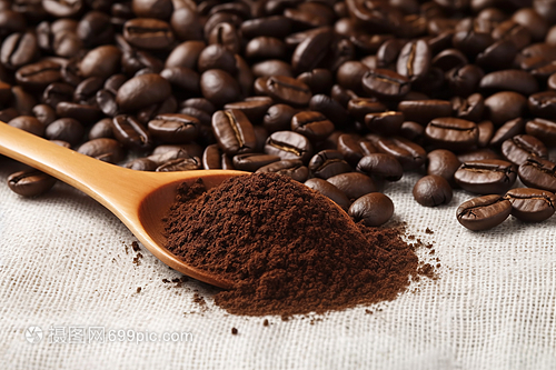 木勺上的咖啡豆和咖啡粉